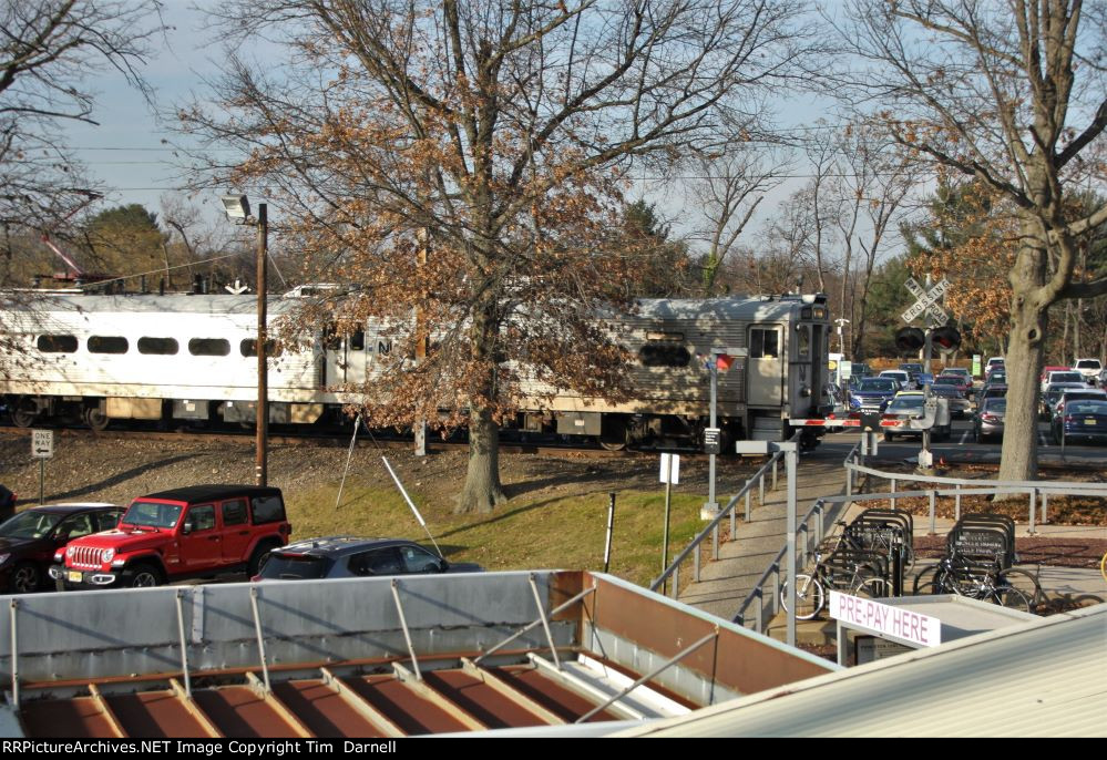 NJT 1304 arrives on the dinky